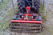 Hydraulic inter-row rotary harrow
